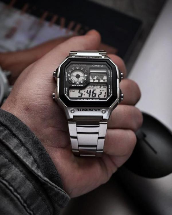 Casio silver chain with black dial