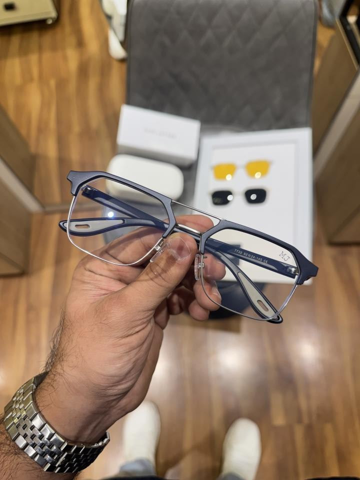 Marc Jacob with 2 extra magnet lens